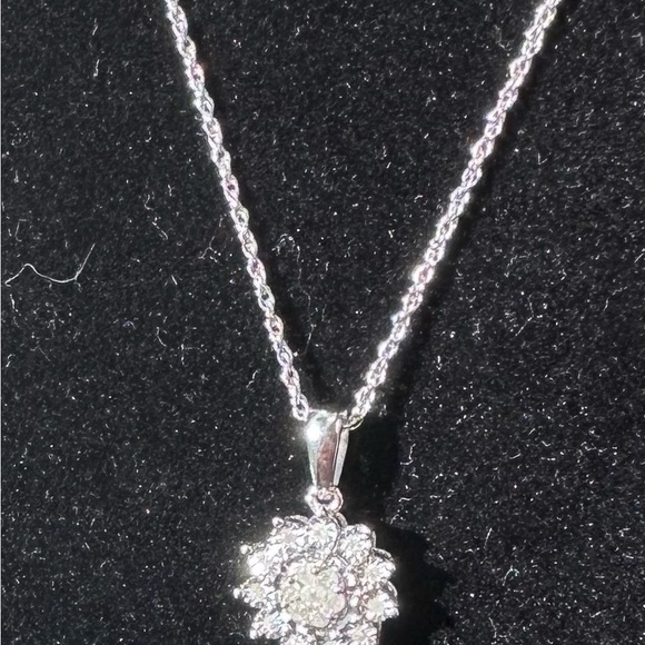 DIAMOND AND SILVER FLORAL PENDANT NECKLACE - Picture 4 of 8